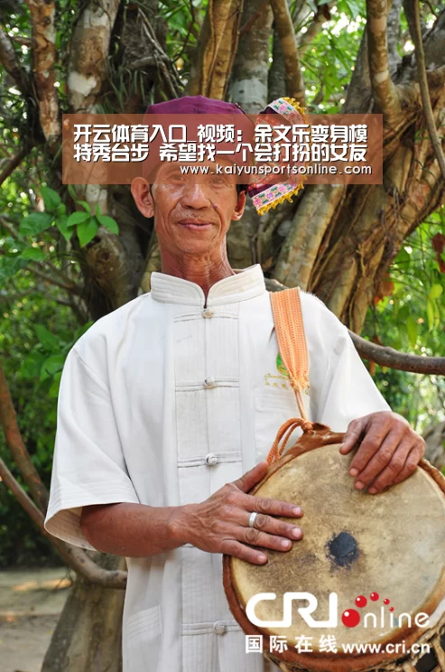 开云体育入口_视频:余文乐变身模特秀台步 希望找一个会打扮的女友(图1) 开云体育入口